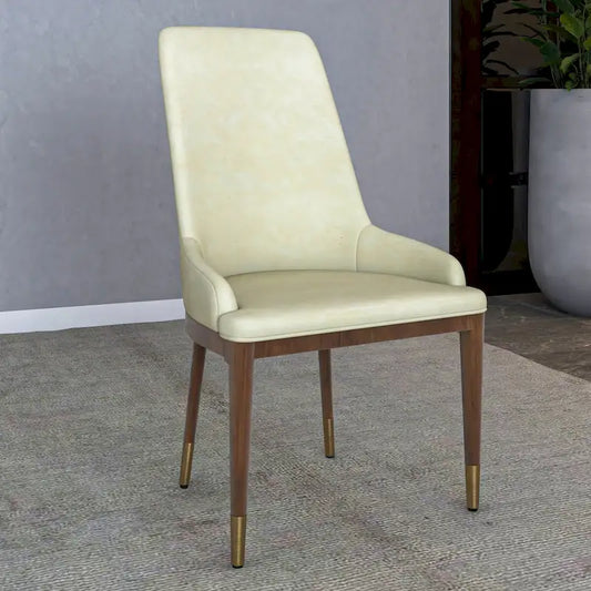 Sedia da pranzo imbottita in pelle con struttura in legno di gomma, schienale alto e gambe con accenti dorati per soggiorno