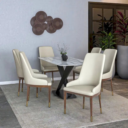 Sedia da pranzo imbottita in pelle con struttura in legno di gomma, schienale alto e gambe con accenti dorati per soggiorno