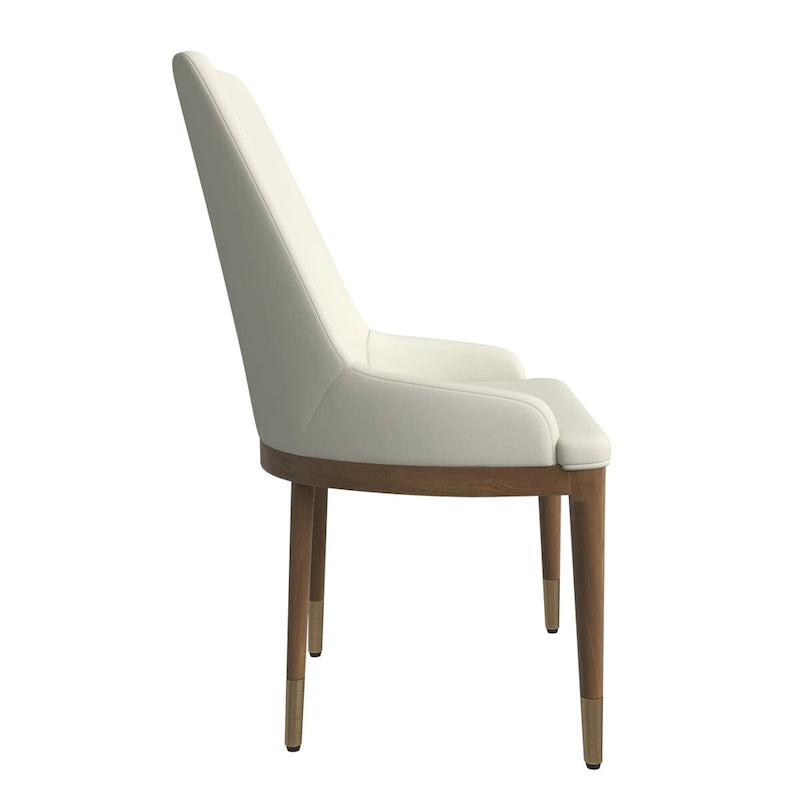 Sedia da pranzo imbottita in pelle con struttura in legno di gomma, schienale alto e gambe con accenti dorati per soggiorno