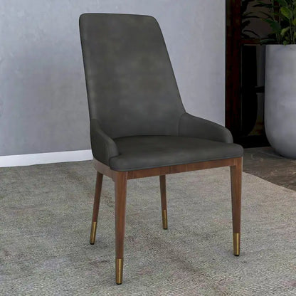 Sedia da pranzo imbottita in pelle con struttura in legno di gomma, schienale alto e gambe con accenti dorati per soggiorno