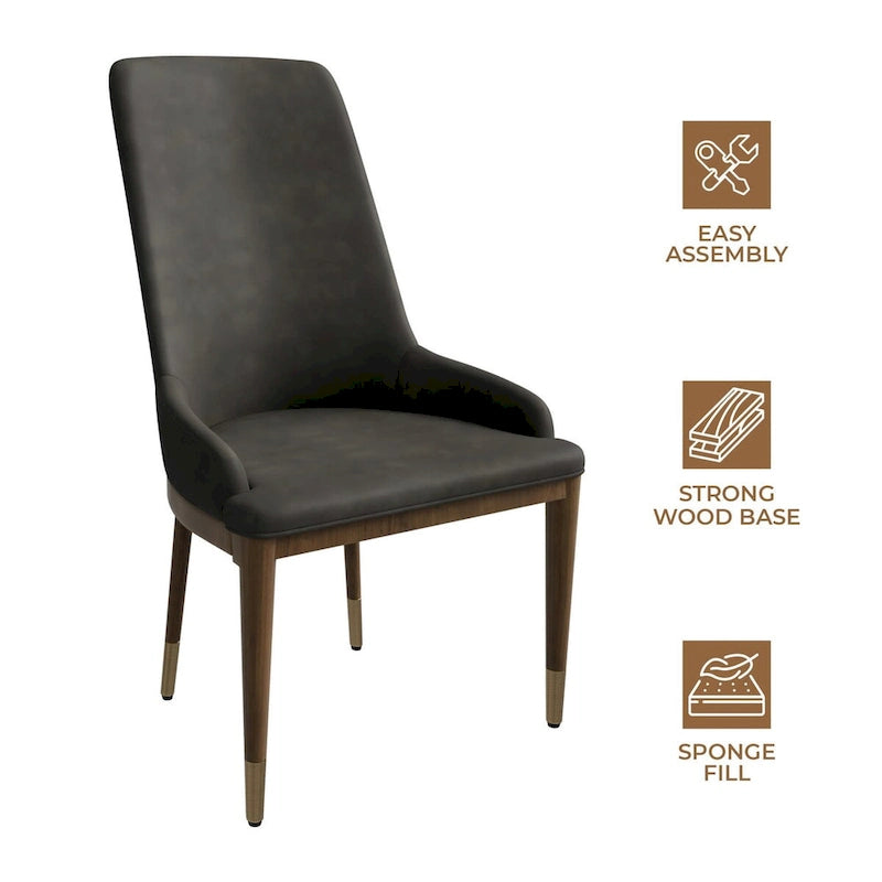 Sedia da pranzo imbottita in pelle con struttura in legno di gomma, schienale alto e gambe con accenti dorati per soggiorno