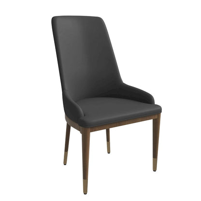 Sedia da pranzo imbottita in pelle con struttura in legno di gomma, schienale alto e gambe con accenti dorati per soggiorno