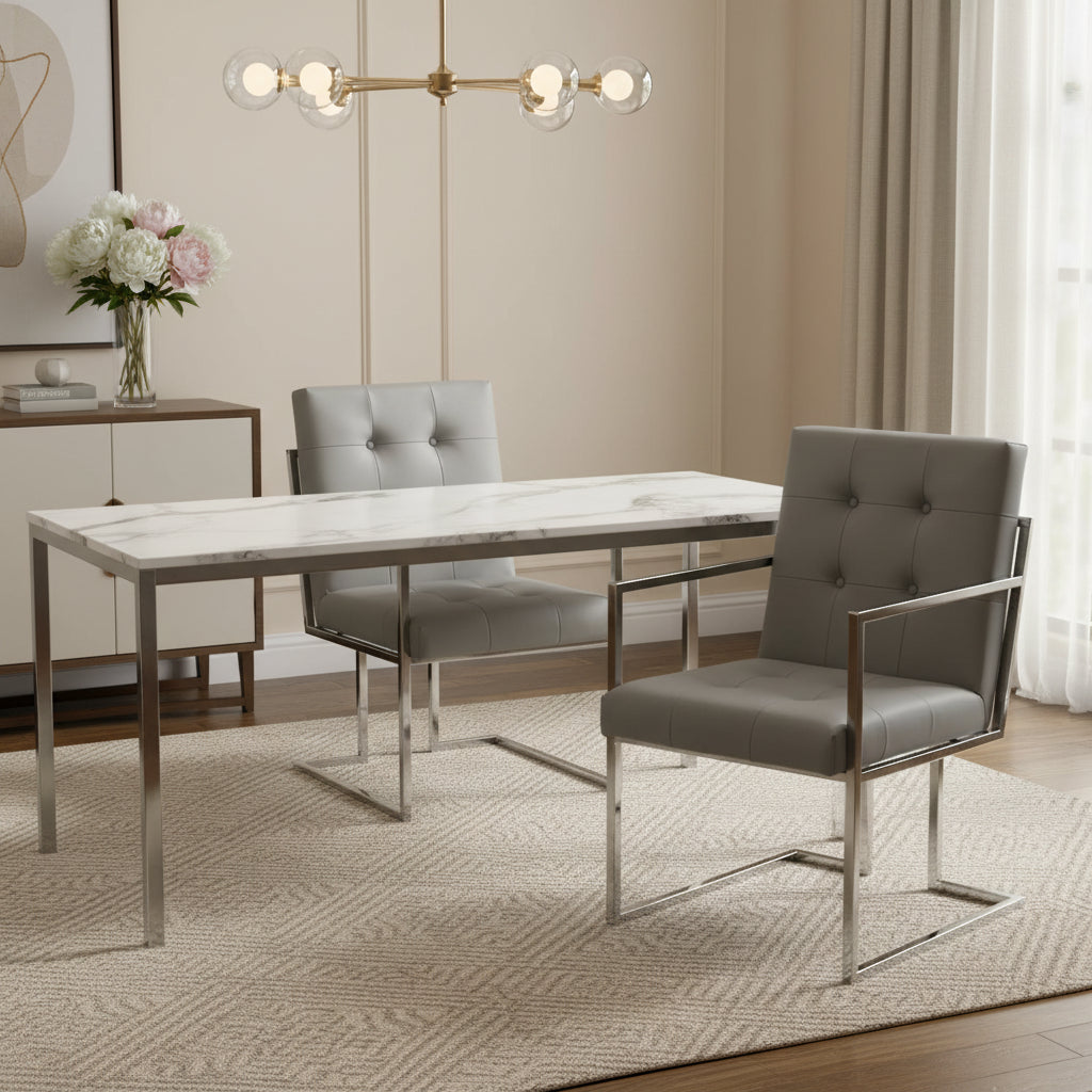 Set di due sedie da pranzo con braccioli in ecopelle trapuntata grigio chiaro e metallizzata argento