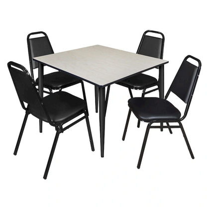 Tavolo per sala relax Kahlo 48 Square - Acero/Nero e 4 sedie impilabili da ristorante - Nere
